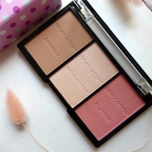 پالت سه کاره رژگونه , هالایتر و برنزر رولوشن مدل ULTRA FAIR C01 Makeup Revolution Sculpt & Contour Kit C01