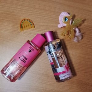 بادی میست پینک فرش اند کلین ویکتوریا سکرتVictoria's Secret PINK Fresh And Clean Travel flower & sea body mist