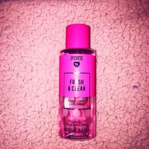 بادی میست پینک فرش اند کلین ویکتوریا سکرتVictoria's Secret PINK Fresh And Clean Travel flower & sea body mist