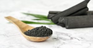ماسک روشن کننده صورت زغال چوب و شکر سیاه فریمن بیوتی